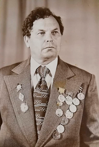 МИХНОВСКИЙ Василий Алексеевич, 1919-1983 гг. Участвовал в боевых действиях в составе 52 отдельного минометного батальона, 1 гвардейского корпуса на Северо-Западном фронте. Награды: Орден Красной Звезды за участие в прорыве блокады Ленинграда.